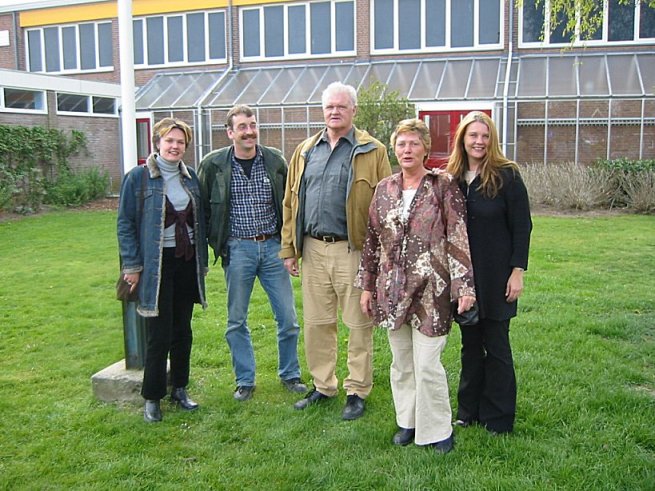 Henk Stoeten na vele jaren weer naast "zijn oude baas" Piet Vleesman, samen met  diens vrouw en kinderen.