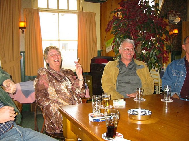 Na het radioprogramma werd er samen met veel oud-collega's de kroeg ingedoken om lekker te babbelen onder het genot van een drankje. Henk had speciaal hiervoor de oude originele Papillon-bierglazen voor meegenomen voor Piet en Lies.