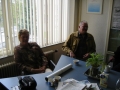 Henk Stoeten boven in de studio te Gramsbergen in gesprek met Piet & Lies, voordat het programma Music Memories begon.
