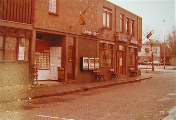Aan deze loketten van Maatje werd in de weekeinden alles opgemaakt aan snacks en ander etenswaren, als het maar warm was.