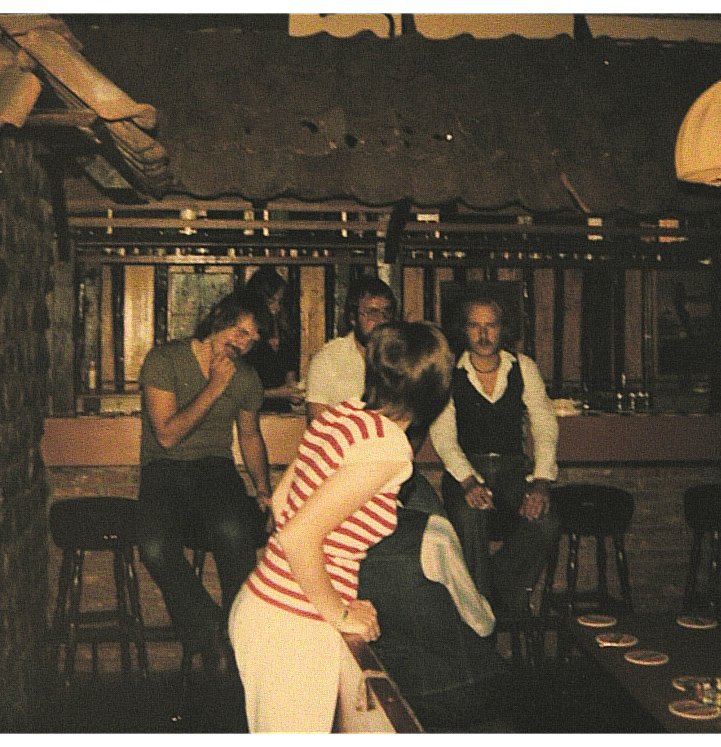Lange bar met Johan Pasveer, Gerrit Bosch, Kris Meerlo en ervoor staat Hennie Stoeten