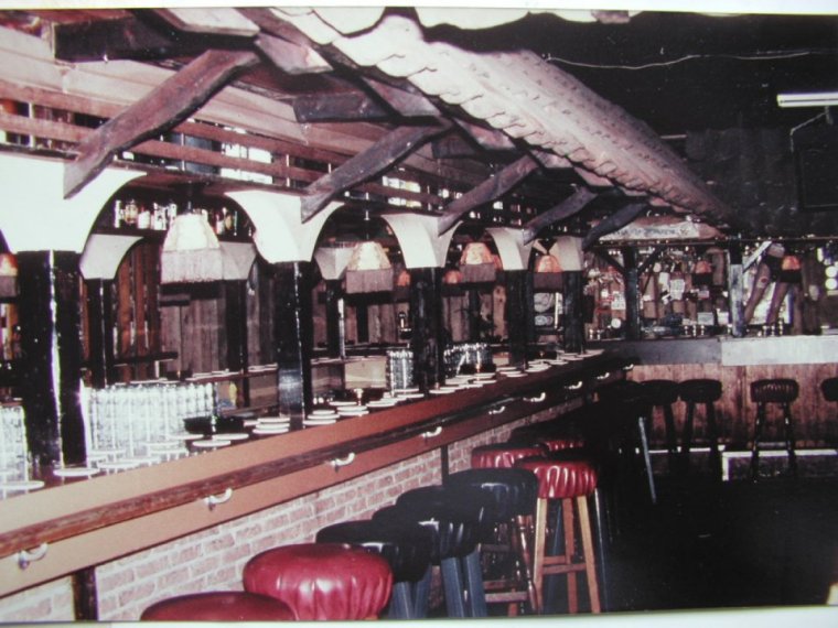 Lange bar met op de achtergrond de Brilbar