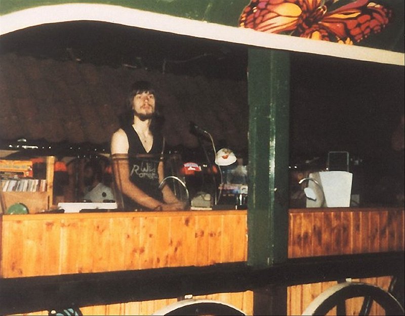 Martin Kelder met op de achtergrond Gerrit Bosch achter de lange bar