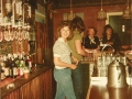 Anneke en Johan achter Toiletbar