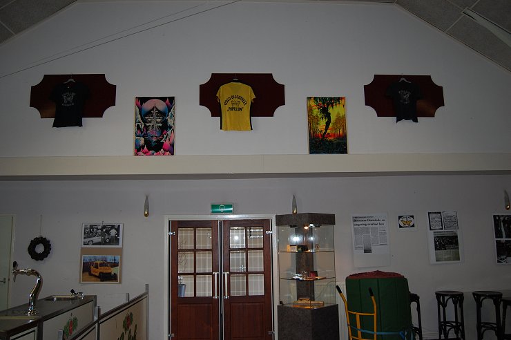 De T-shirts en de originele Papillon posters hangen aan de muur