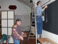 Ondertussen is Henk Stoeten samen met Dieter Weigert de zaal aan het aankleden dmv posters