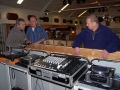 Johan, Gerrit en Egbert plaatsen de discotheek