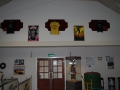 De T-shirts en de originele Papillon posters hangen aan de muur