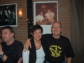 Kijk en vergelijk met de foto aan de muur. Anneke Hoeben en Johan Pasveer