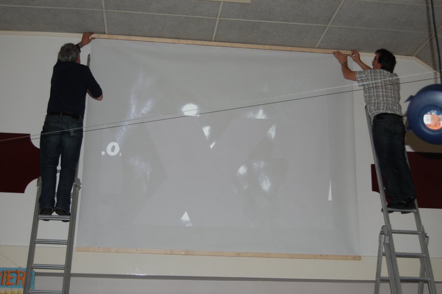Videoscherm wordt opgehangen