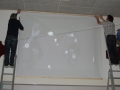 Videoscherm wordt opgehangen